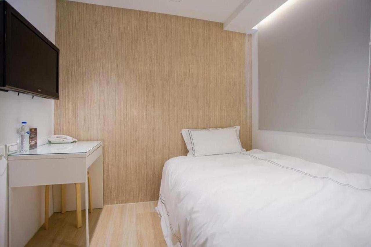 Mini West Hotel Taichung Exterior photo
