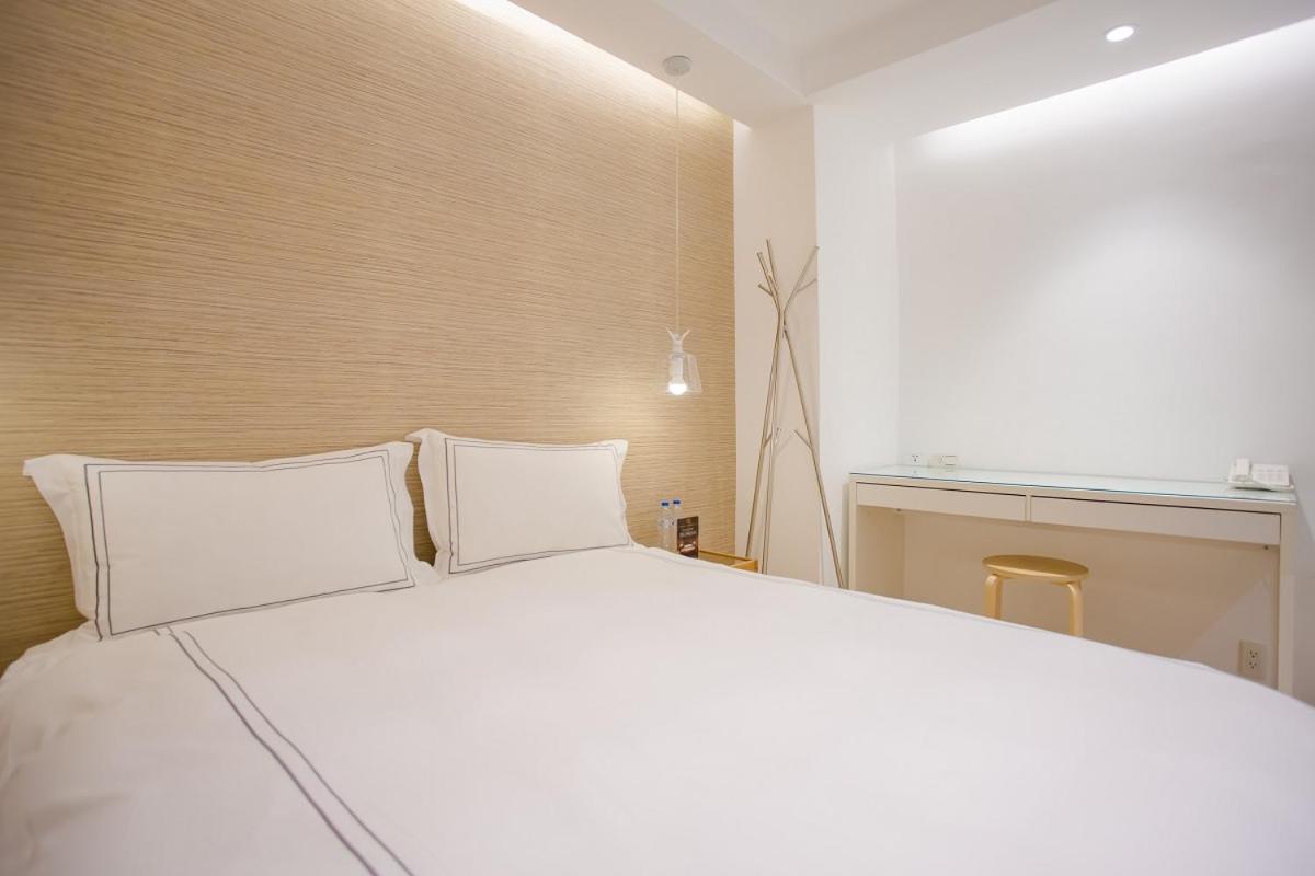 Mini West Hotel Taichung Exterior photo
