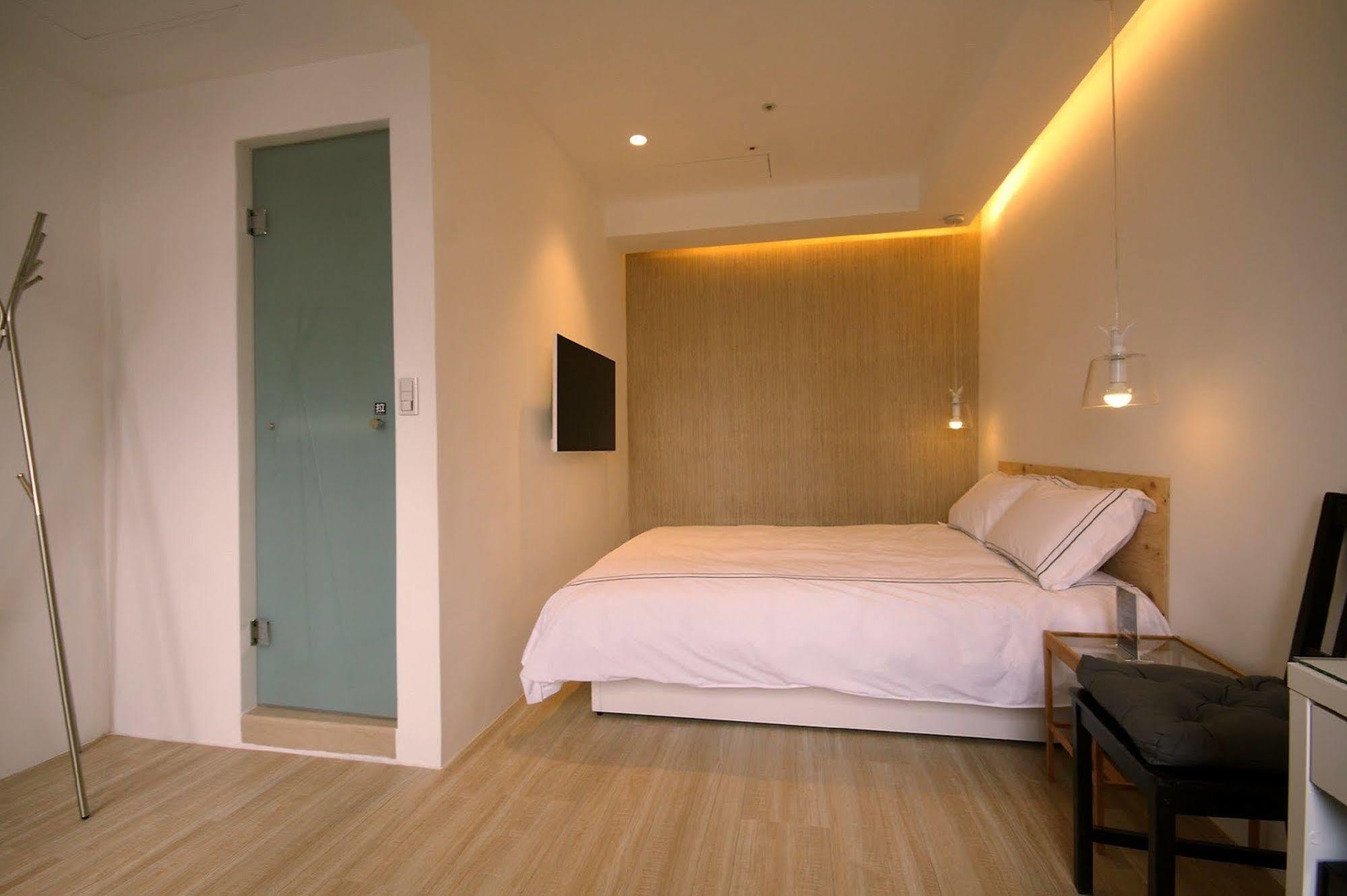 Mini West Hotel Taichung Exterior photo
